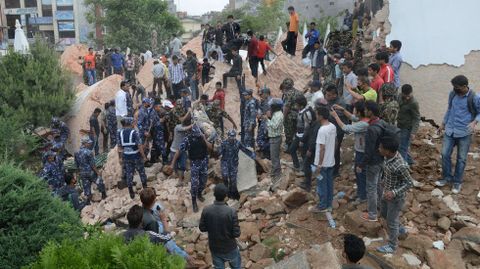 A mi alrededor los muros de las casas se han cado. Todas las familias estn fuera, en el patio, acurrucadas las unas contra las otras, los temblores continan, ha constatado un periodista de la AFP en Katmand.