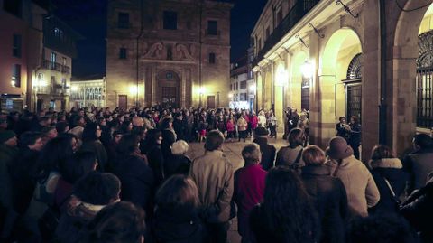 El Consejo de Igualdad de Oviedo convoc� hoy en la plaza del Ayuntamiento una concentraci�n bajo el lema  Nuestros derechos no se negocian. �Ni un paso atr�s en igualdad