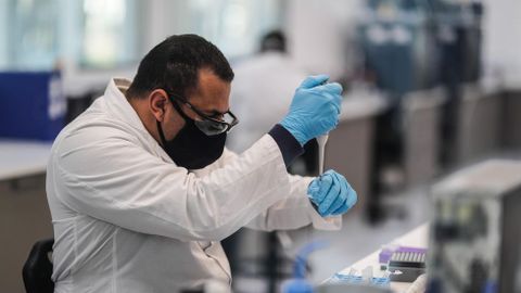 Un trabajador de AstraZeneca trabajando en la vacuna del covid en Buenos Aires, Argentina