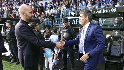 Saludo entre Claudio Gir�ldez y Guillermo Almada en los proleg�menos del Celta-Oviedo en Bala�dos.