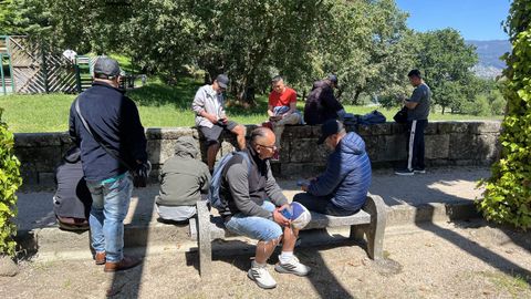 Los nueve marineros nepales del Karar, esta semana en el parque de A Riouxa, en Teis, muy cerca del albergue donde se alojan seis de ellos a la espera tener un piso para todos. 