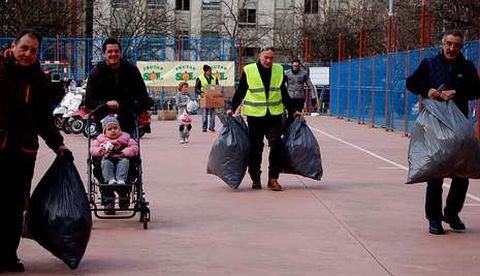 Un grupo de voluntarios de Vespami�or recogiendo ayer parte de la mercanc�a.