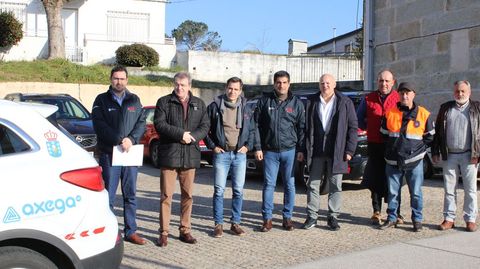 El delegado territorial de la Xunta en Ourense, Gabriel Aln, acompaado del alcalde, Jaime Sousa, visit  la Agrupacin de Voluntarios de Proteccin Civil (AVPC) de Cartelle