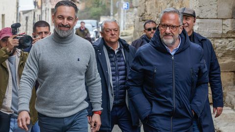 El presidente de Vox, Santiago Abascal, acompa�a al candidato a la Junta de Castilla y Le�n, Carlos Poll�n, durante su visita la localidad de Trevi�o, en Burgos.