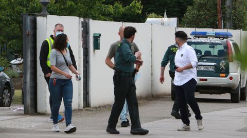 Miembros de la Guardia Civil montan guardia en la vivienda ubicada en La Mata, en el municipio de Grado (Asturias), en la que se produjo una intoxicaci�n por mon�xido de carbono