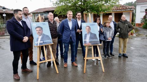 El secretario general de FORO Asturias y candidato a la Presidencia del Principado de Asturias, Adrin Pumares, arropado por los primeros puestos de la lista autonmica