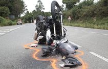 La moto qued� volcada con las ruedas hacia arriba tras el fuerte impacto contra el veh�culo. 