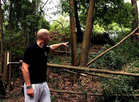 Un usuario del monte muestra los obst�culos puestos a lo largo del circuito. 