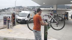 El concejal de Servizo urbanos b�sicos de Pontevedra, Xaqu�n Moreda, mostr� este viernes el funcionamiento de una de las estaciones de reparaci�n e inflado de bicicletas
