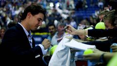 Nadal firma un aut�grafo tras el homenaje a Juan Carlos Ferrero.