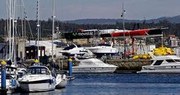 Las embarcaciones del Team Campos objeto de la polmica se encuentran en la actualidad en el puerto de Sanxenxo, al fondo de la foto.