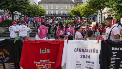 Las pandillas lucieron las camisetas diseadas para esta edicin de la Festa do Pulpo