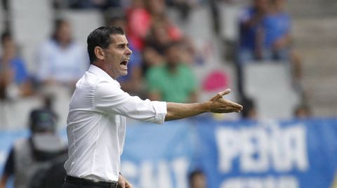 Fernando Hierro da indicaciones durante un partido
