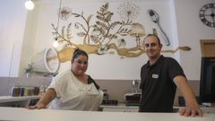Luc�a y Santiago est�n detr�s de Masa Masi�a. El negocio de Ames (en la avenida Rosal�a de Castro, 40) ofrecer�, adem�s de caf�s y t�s, dulces caseros hechos con masas libres de aceite de palma y sin gluten. Tambi�n se han tenido en cuenta las necesidades de las personas intolerantes a la lactosa para que nadie tenga que renunciar a darse un capricho