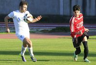 Adri�n Armesto, a la izquierda, conduce el bal�n en un partido en el campo de A Pinguela. 