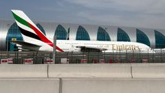 Un avi�n estacionado en el aeropuerto de Dub�i.