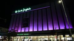 El Corte Inglés de A Coruña se ha sumado a la celebración del Día contra el Cáncer de Mama e iluminó su fachada de rosa