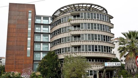 El Policlnico Ces es del ao 1967. El edificio de la izquierda no pertenece al proyecto ideado por Bar Boo