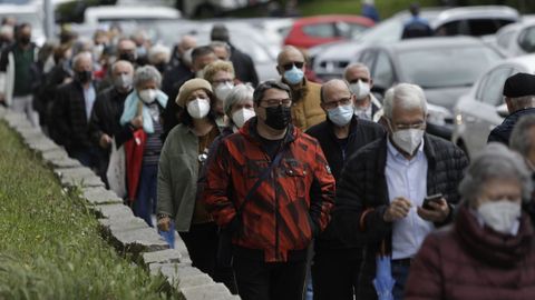 Decenas de personas esperan su turno para vacunarse contra el covid-19 en Expocorua