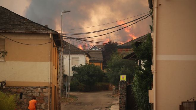 Vista del incendio forestal que afecta a Las M�dulas este domingo.