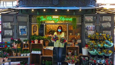 Patricia, al frente de su puesto �Con Flores y Floreros� en la calle Calvo Sotelo de Oviedo, un antiguo kiosko de prensa al que le ha dado una segunda vida.