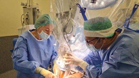 De izquierda a derecha, la jefa de Secci�n de Braquiterapia y T�cnicas Especiales, Ana Alonso, y el jefe de Servicio de Oncolog�a Radioterapia, Germ�n Juan, durante la colocaci�n del aparato de radioterapia intraoperatoria en la pelvis del paciente