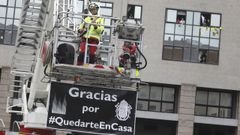 Mensaje de agradecimiento de los bomberos en la plaza de �rea Central en Santiago