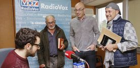 Los tres candidatos a la alcald�a de Cabana, ayer en el estudio de Radio Voz, junto con el moderador del debate, Manuel Rial. 