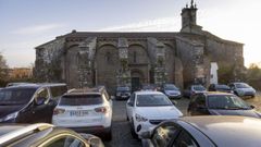 La Colexiata de Sar, en una imagen tomada en la tarde del mi�rcoles, rodeada de coches porque muchos conductores aprovechan su entorno para estacionar en �l