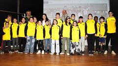 Tino Sierra, Patricia Domnguez y Miguel Sierra con los chavales de la escuela de atletismo.