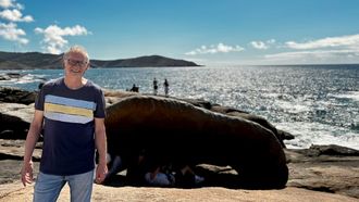 EL RINC�N. Nancho Novo eligi� fotografiarse en el entorno del m�tico santuario da Virxe da Barca, con la Pedra dos Cadr�s de fondo. Otro de sus rincones favoritos es una cala cercana a la playa dos Mui�os, que descubri� por casualidad, y donde paseaba a su perro, pero que prefiere mantener oculta