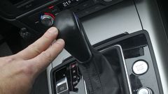 Imagen de los mandos de un coche con cambio autom�tico