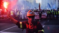 La marcha por la defensa del empleo en la industria electrointensiva en A Coru�a