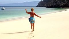 Una mujer disfruta a su placer de la fina arena de la exclusiva playa de San Mari�o