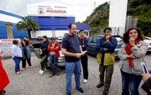 <span lang= es-es >De Andaluc�a a Chapela. </span>Trabajadores de la filial Acuinova se concentraron en la sede del grupo para denunciar 25 despidos en las plantas de Huelva y C�diz. Pescanova no permiti� fotografiar la junta. 