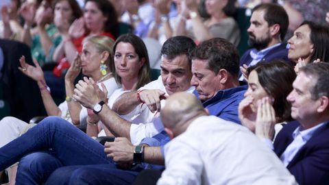 Carmela Silva, Lara Méndez, Pedro Sánchez, José Ramón Gómez Besteiro, Inés Rey y Abel Caballero, en un mitin durante la campaña de las últimas elecciones generales.
