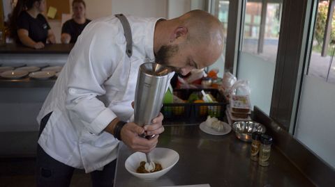 El cocinero Manu Rodríguez, en la preparación de los platos escogidos