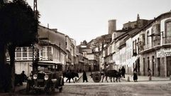 Un carro de bueyes pasa por delante de la casa Vald�s, a la izquierda, en una foto hist�rica