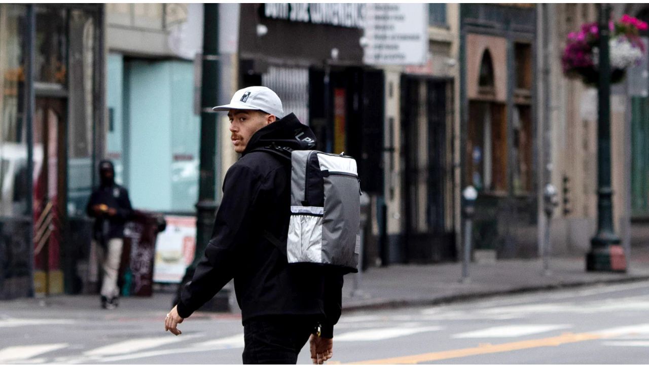 La mochila que pasa como equipaje de mano y ahora cuesta menos de lo que vale una comida