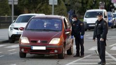 Un control de la Polic�a Nacional en el centro de Monforte en los primeros d�as del estado de alarma