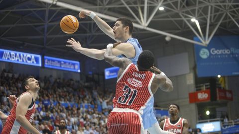 Danko Brankovic, defendido por Dylan Ennis en un lance del partido en el Pazo.