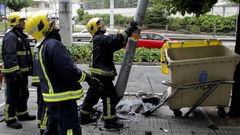 Los bomberos revisan los da�os en la calle Caballeros tras un accidente