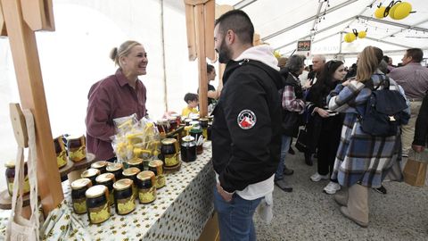 Muras celebra una feria anual para divulgr la miel de la zona