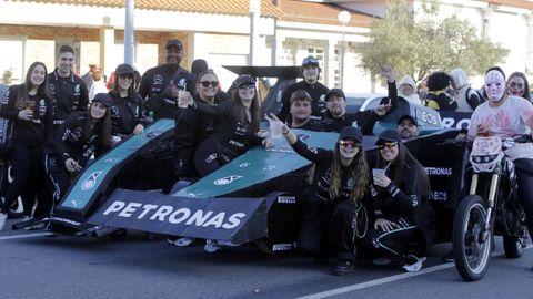 Uno de los grupos participantes en el desfile de carrozas