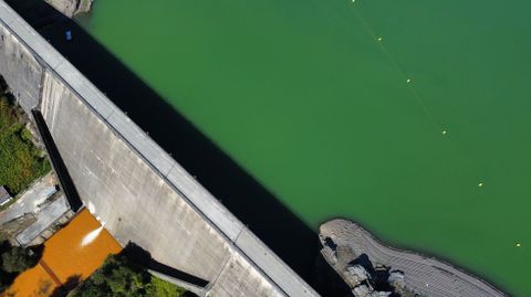 En esta foto area se ve que el agua que sale por la base de la presa tiene una fuerte coloracin rojiza, mientras que la del embalse presenta un intenso tono verde