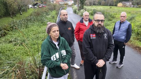 Vecinos de Neda junto al cauce del r�o Basteiro, totalmente tomado por la maleza. 