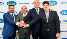 Fidel Salinas, segundo por la derecha, con dos de sus hijos, herederos de la empresa Grupo Salco