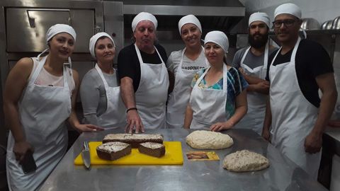 Chema Dapena, en el centro, con algunos de sus alumnos