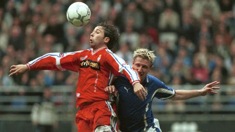 Tamudo y Danjou disputan un bal�n en el Oviedo-Espanyol de 2001