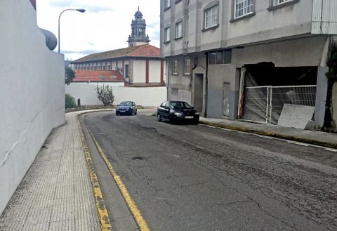 El bajo contra el que se estrell un coche el 18 de marzo en la ra do Forte sigue sin reparar. 